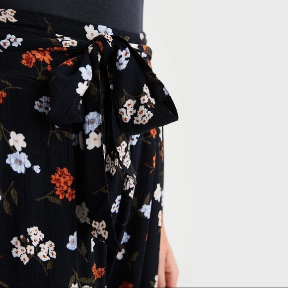 NWT AEO High Waist Floral Tapered Tie Waist Pants - Picture 3 of 8